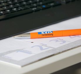 KVJS-Kugelschreiber auf Schreibtisch
