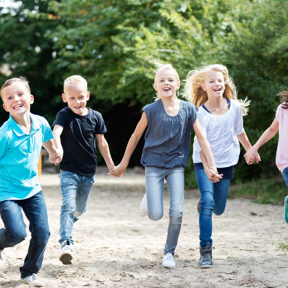 Kinder laufen auf dem Schulhof