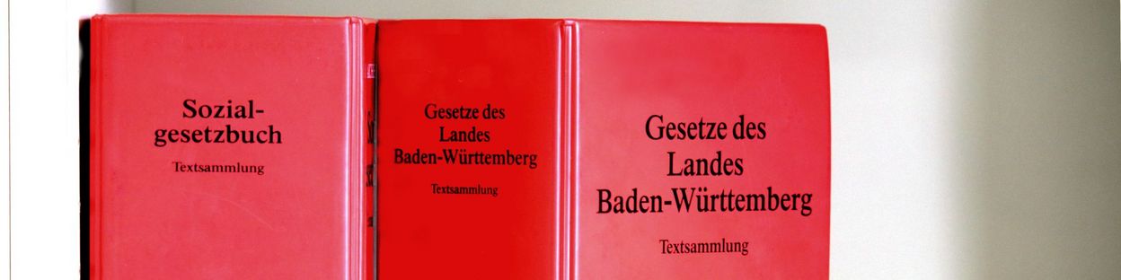 Zwei rote Gesetzesbücher im Regal