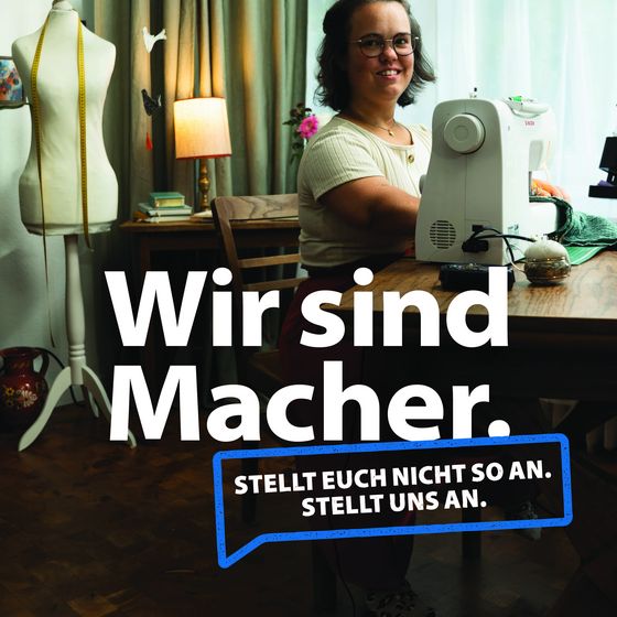 Frau an einer Nähmaschine, darüber der Text "Wir sind Macher - Stellt euch nicht so an. Stellt uns an."