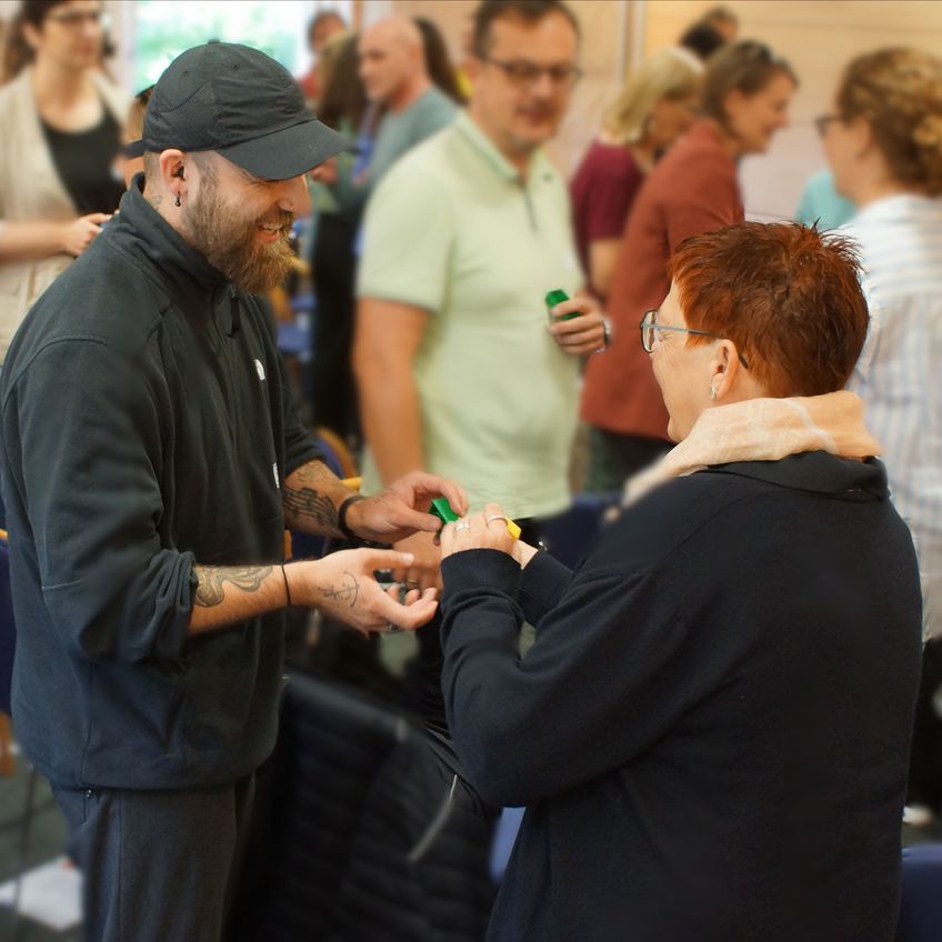 Teilnehmer:innen beim Speed-Dating