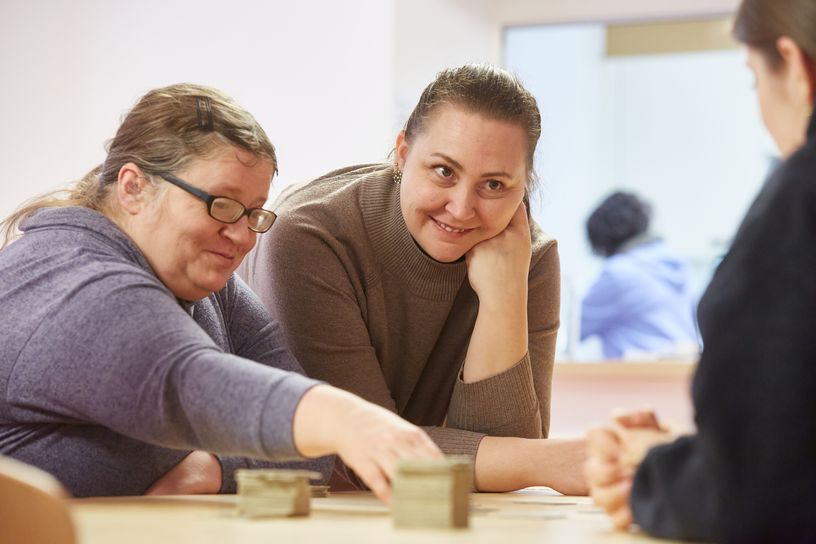 Frauen spielen gemeinsam Memory