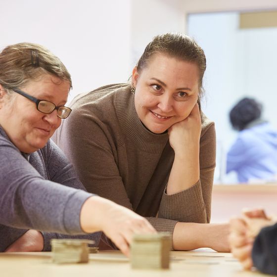 Frauen spielen gemeinsam Memory